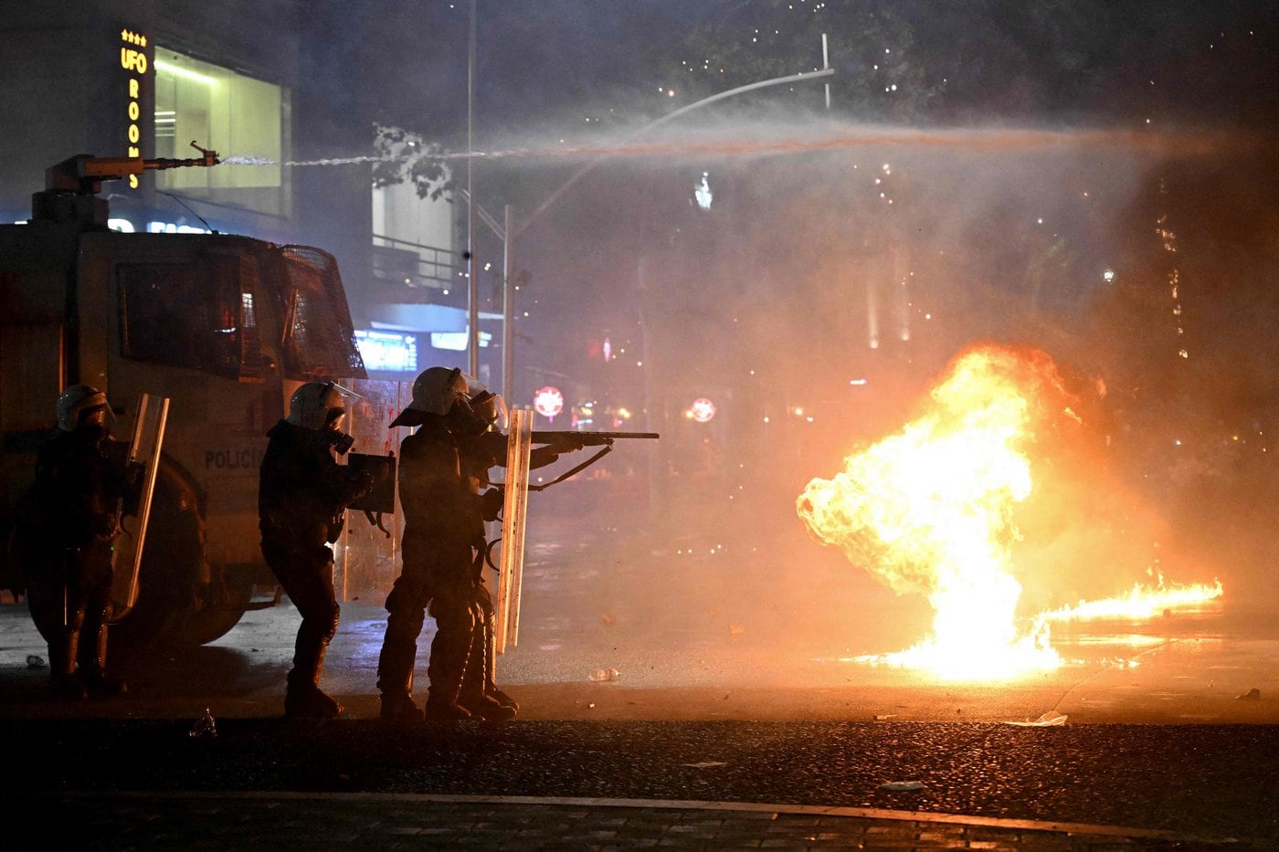 Incendian tribunal en Albania en el séptimo día de protestas