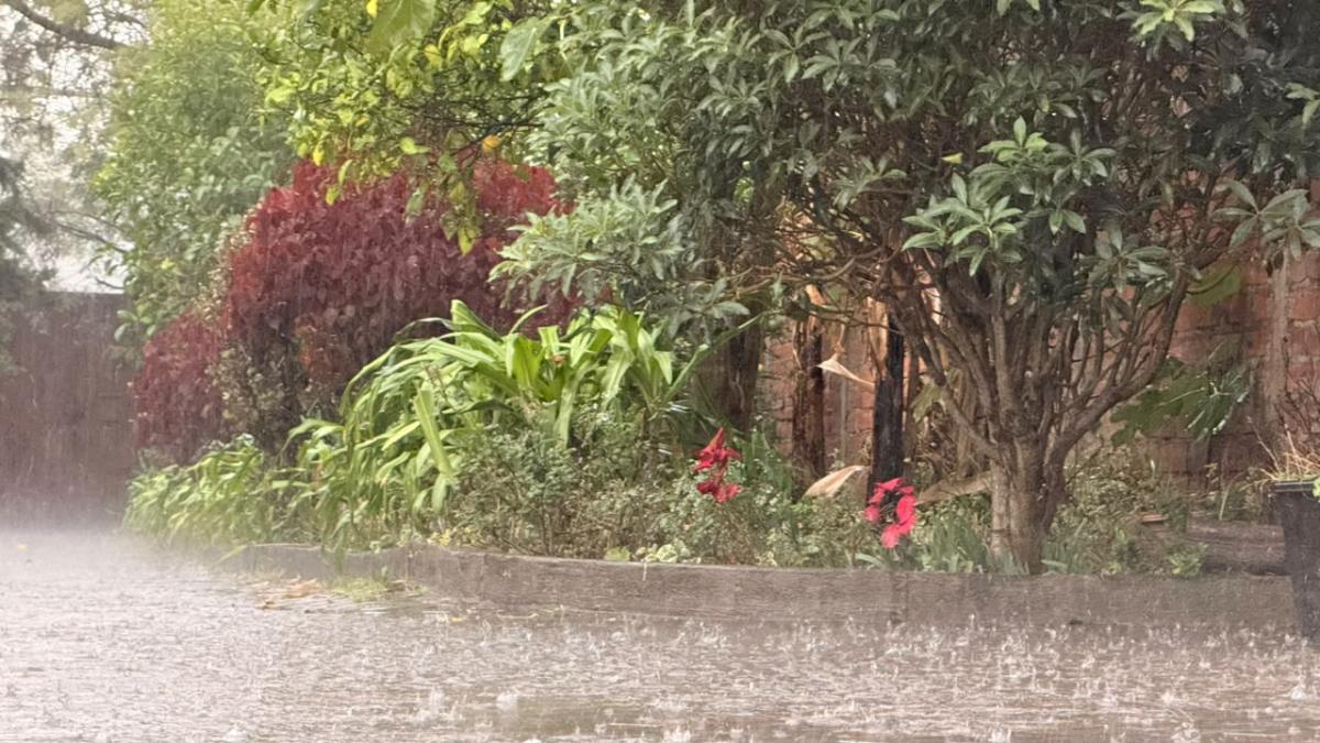 Empresa Eléctrica realizó trabajos correctivos tras fuertes lluvias y descargas eléctricas en Quito, la tarde de este 18 de octubre