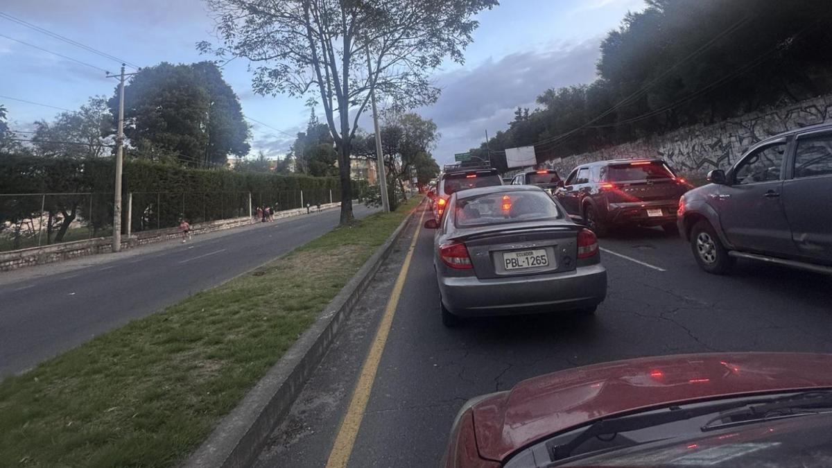 Conductores reportan intenso tráfico vehicular en Quito por la carrera She Run, la noche del 17 de octubre