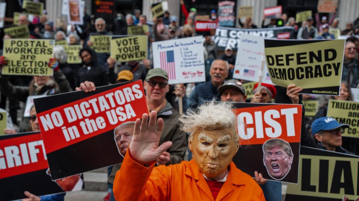 Aprobación de Donald Trump cae cuatro puntos, a dos semanas de las elecciones de mitad de mandato