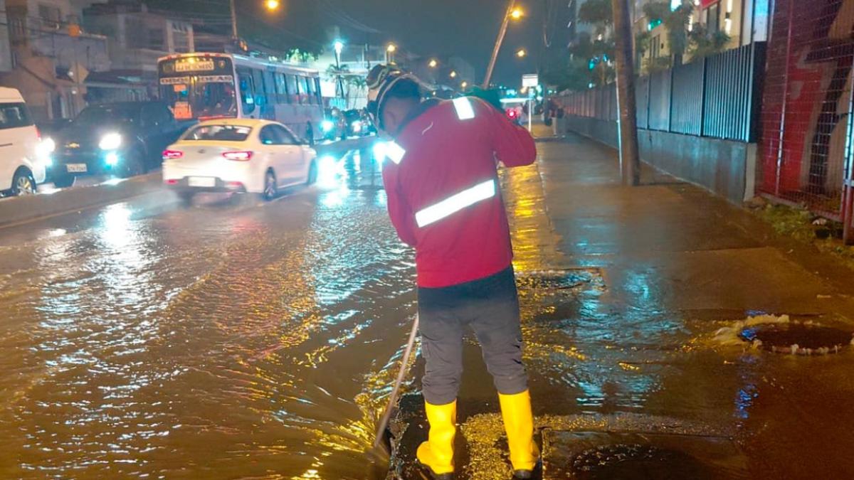 Fuerte lluvia en Guayaquil provoca acumulación de agua en 14 sectores, Sauces 6 fue una de las zonas más afectadas