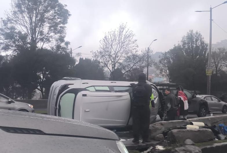 Vehículo chocó contra un muro y terminó volcado en la avenida Simón Bolívar, en Quito