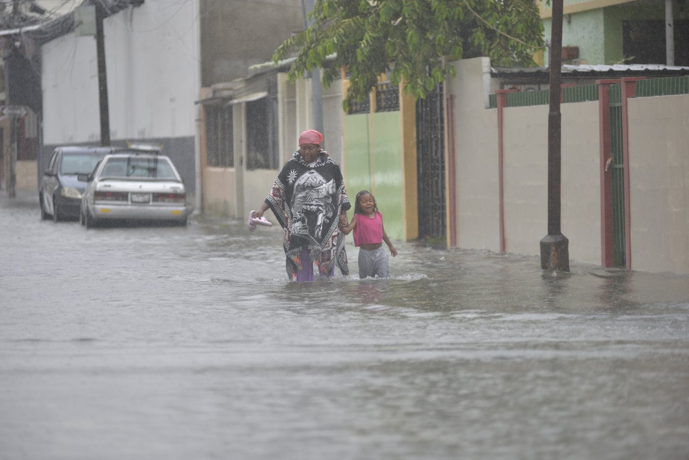 Tras casi diez horas de lluvia, barrios de Guayaquil se mantienen anegados