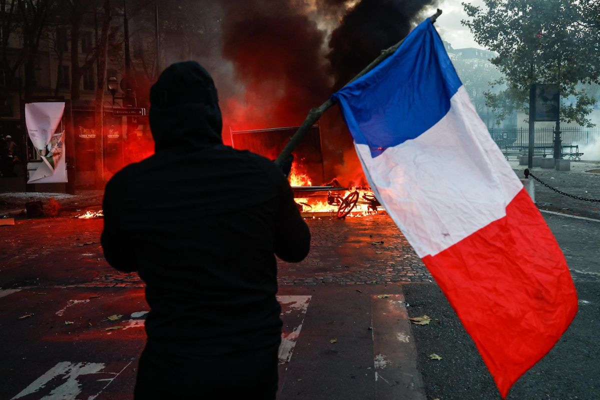 Francia decreta toques de queda parciales 