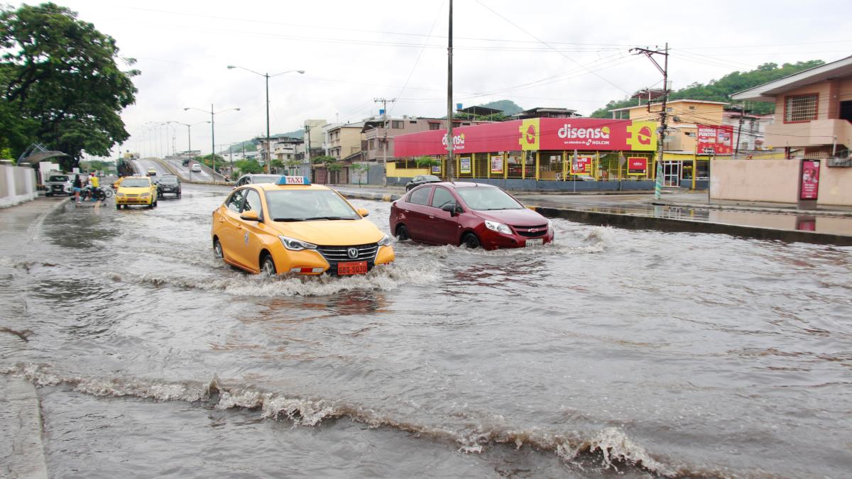 El Niño en Guayaquil: lluvias provocaron inundaciones en 70 sectores y en algunos barrios, el agua demoró hasta 45 minutos en bajar