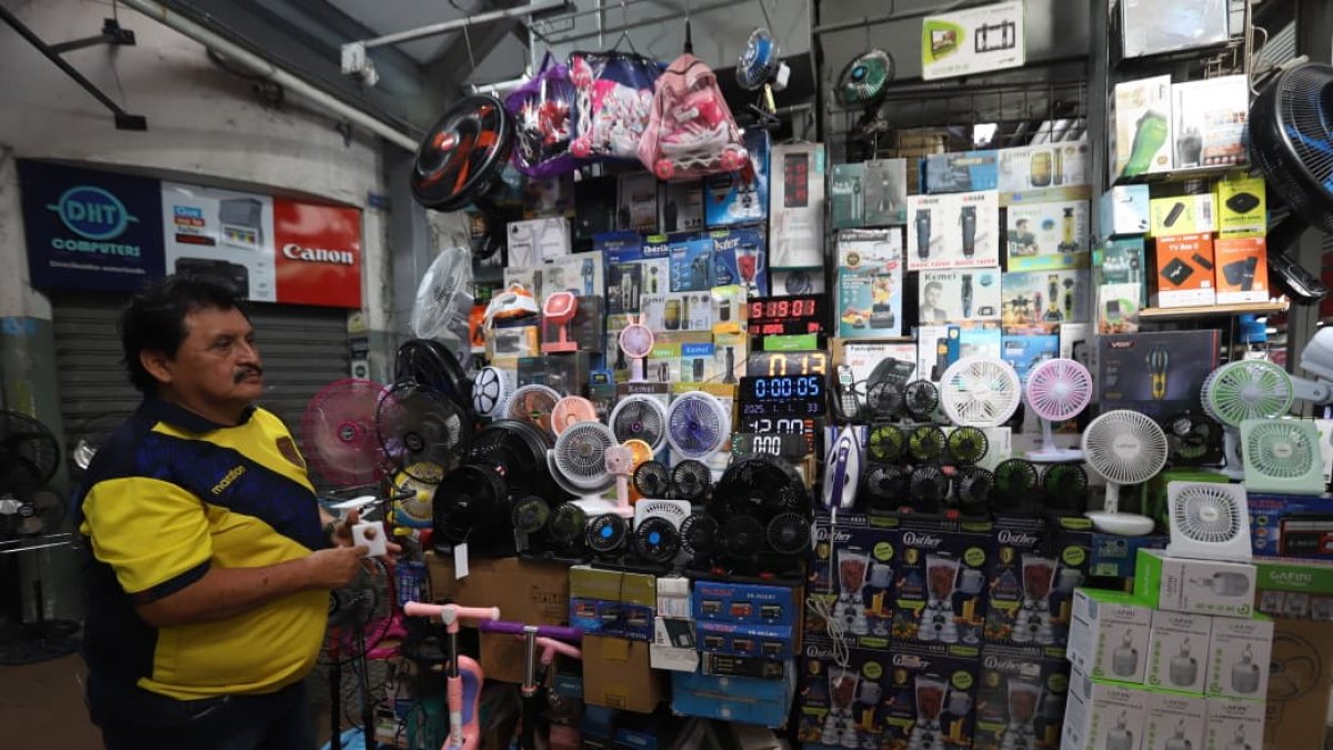 Temor a nuevos apagones impulsa la búsqueda de ventiladores recargables en Guayaquil