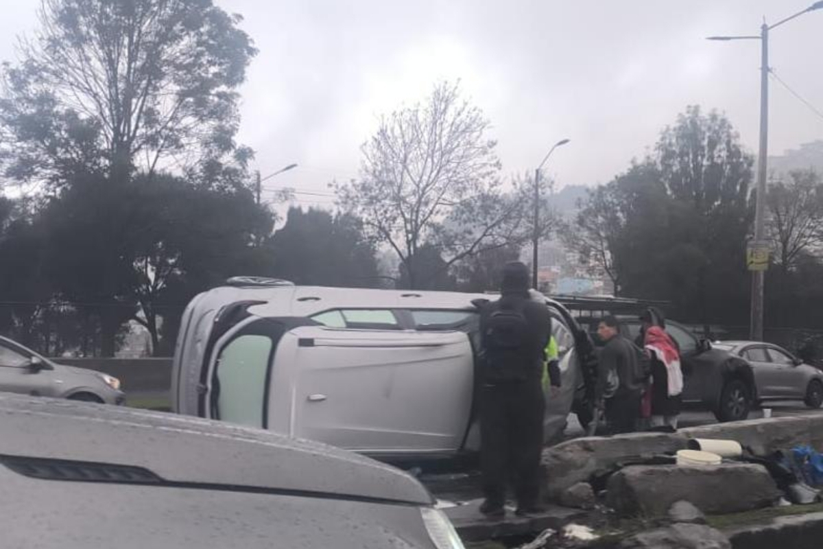 Un vehículo se volcó en la avenida Simón Bolívar, en Quito, este lunes 19 de octubre